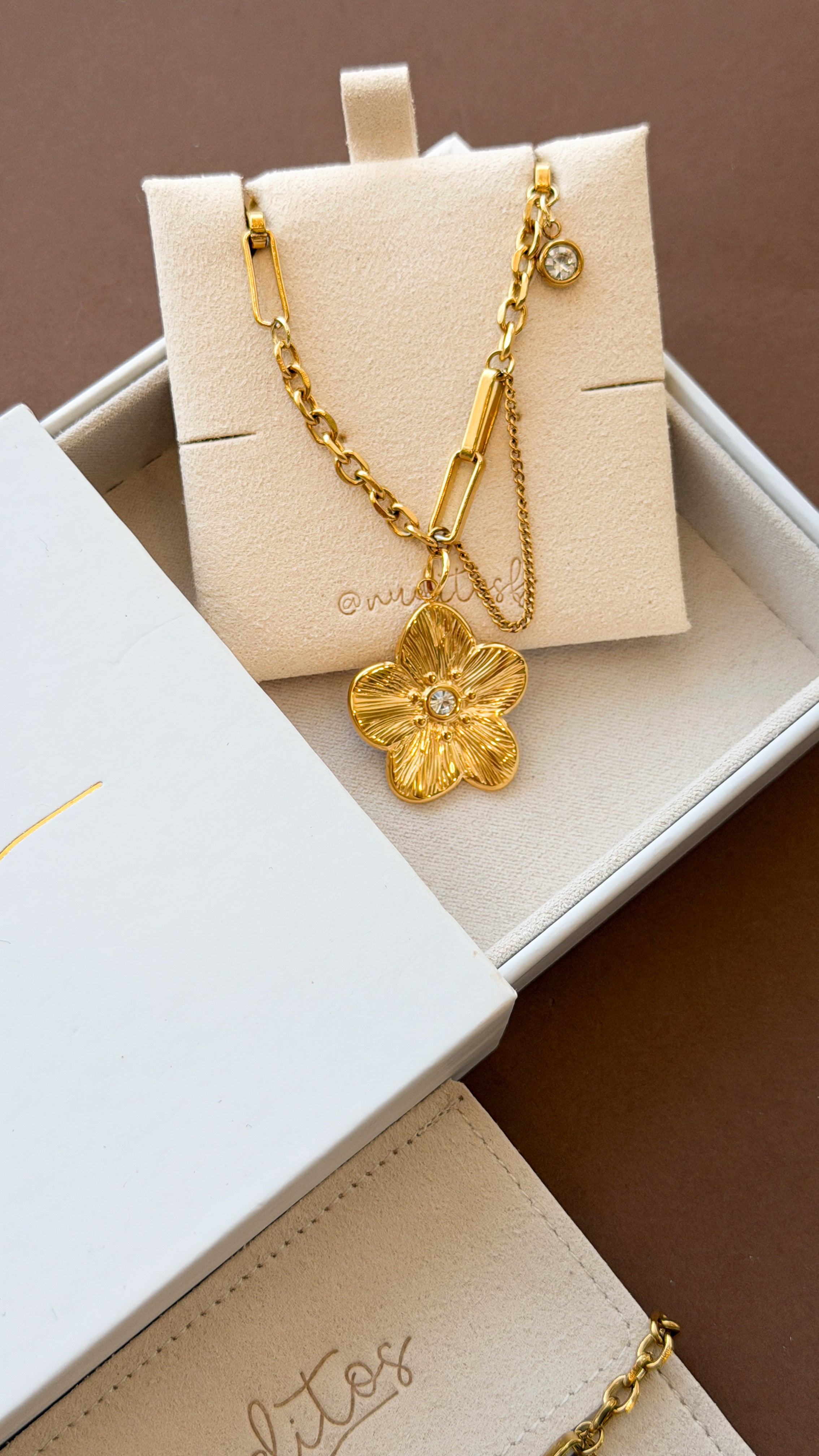 Lindsey Flower Set - Necklace & Bracelet