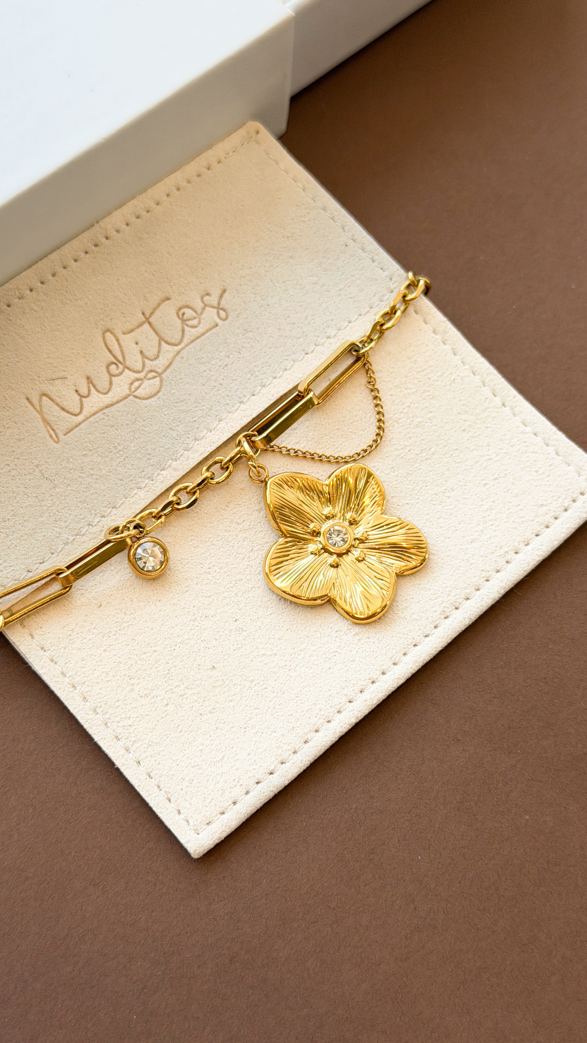 Lindsey Flower Set - Necklace & Bracelet